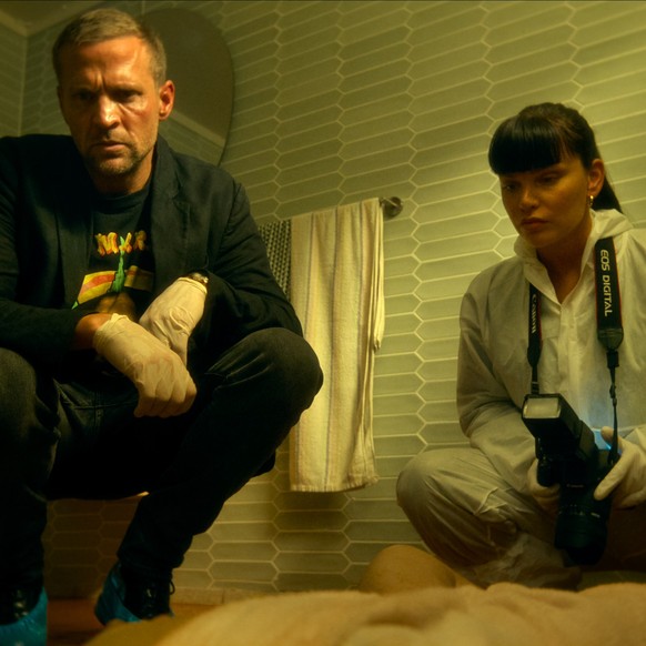 Harry Hole. (L to R) Tobias Santelmann as Harry Hole, Ellen Helinder as Beate Lønn in Harry Hole Cr. Courtesy of Netflix © 2024