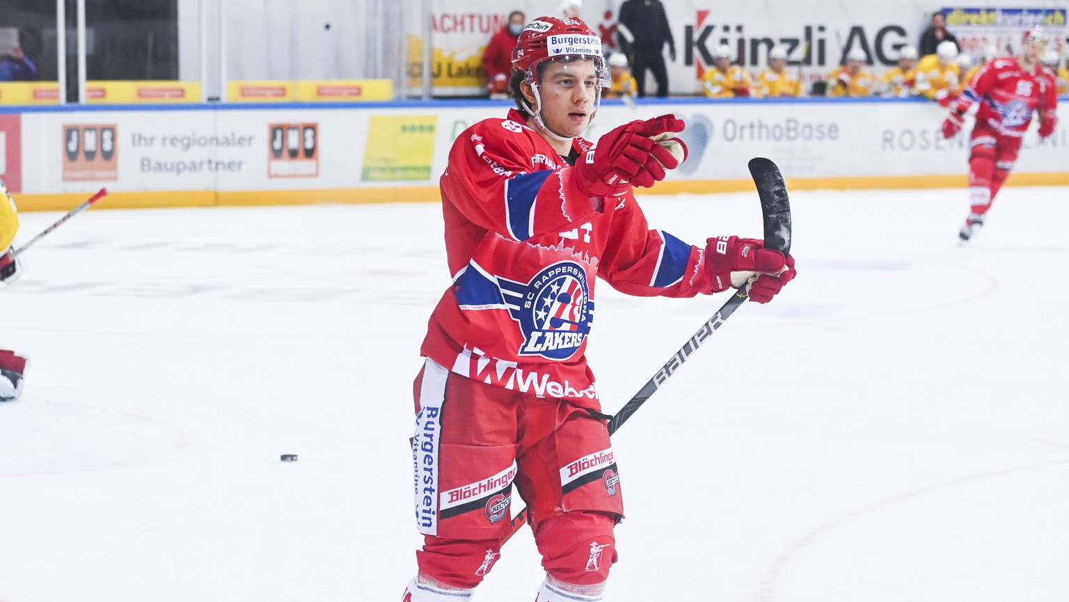 Rapperswils Marco Lehmann bejubelt sein 1-0 gegen Biels Torhueter Joren Van Pottelberghe im Eishockeyspiel der National League zwischen den Rapperswil-Jona Lakers und dem EHC Biel, am Dienstag, 26. Ja ...