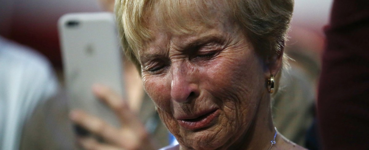 Frau reagiert auf die Wahl Trumps.