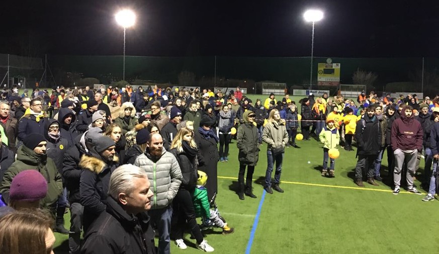 Die Demonstranten sind zahlreich auf der Sportanlage Langacker erschienen.