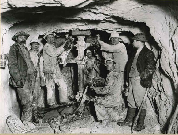 Mineure beim Festklemmen der Bohrsäule am Boden und Gewölbe im Lötschbergtunnel, 1912.