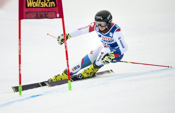 Simone Wild of Switzerland during the first run of the womenﾃ｢竄ｬ邃｢s World Cup giant slalom in Are, Sweden, December 12, 2015. REUTERS/Pontus Lundahl/TT News AgencyATTENTION EDITORS - THIS IMAGE WAS PR ...