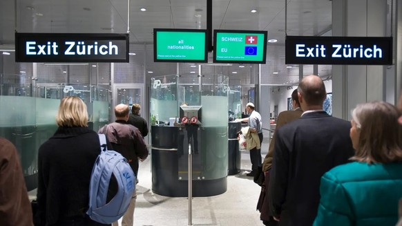 Wer nicht aus dem Schengen-Raum kommt, braucht künftig mehr Geduld: Einreise am Flughafen Zürich.
