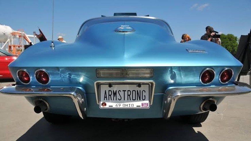 Neil Armstrong's 1967 Corvette Sting Ray was a Marina (LeMans) Blue coupe featuring a 427-cubic-inch V-8 engine producing 390 horsepower. 

https://carbuzz.com/sports-cars-national-corvette-museu ...