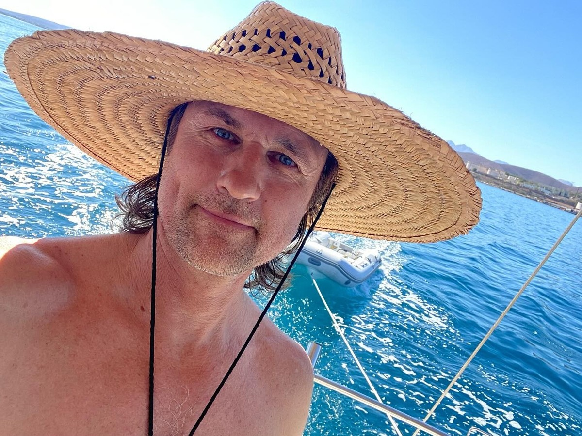 Depuis qu'il s'est remis de son attaque cérébrale et qu'il est sorti de prison, Martin Henderson pète la forme.