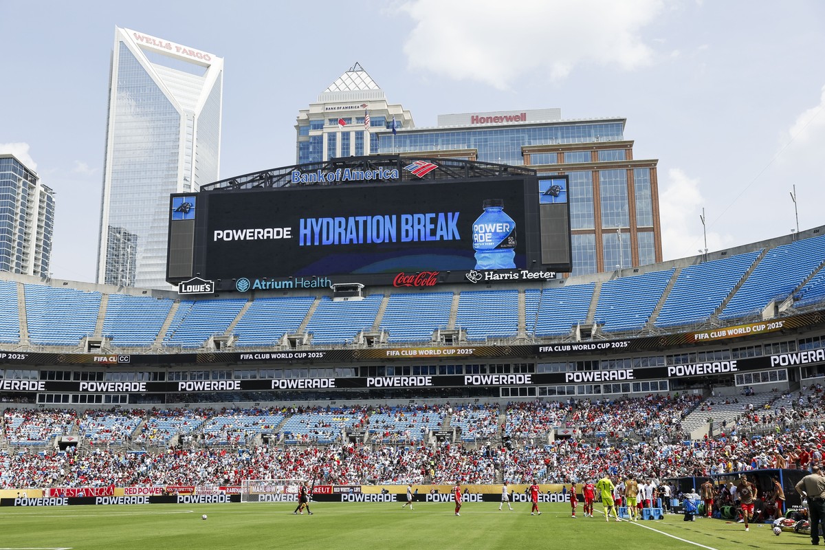 epa12195513 Players of both team take a hydration break during the FIFA Club World Cup 2025 soccer match between SL Benfica and Bayern Munich in Charlotte, North Carolina, USA, 24 June 2025. EPA/ERIK  ...