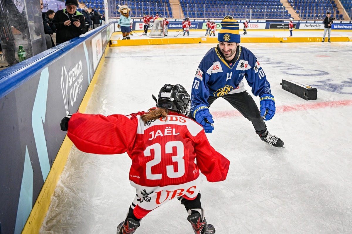 Davos' Andres Ambuehl at the UBS Kids day Training, at the 95th Spengler Cup ice hockey tournament in Davos, Switzerland, on Thursday, December 28, 2023. (KEYSTONE/Melanie Duchene)