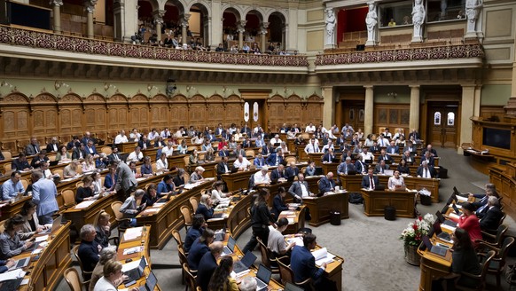 Parlamentarier debattieren waehrend der Sommersession der Eidgenoessischen Raete, am Dienstag, 2. Juni 2026 im Nationalrat in Bern. (KEYSTONE/Anthony Anex)