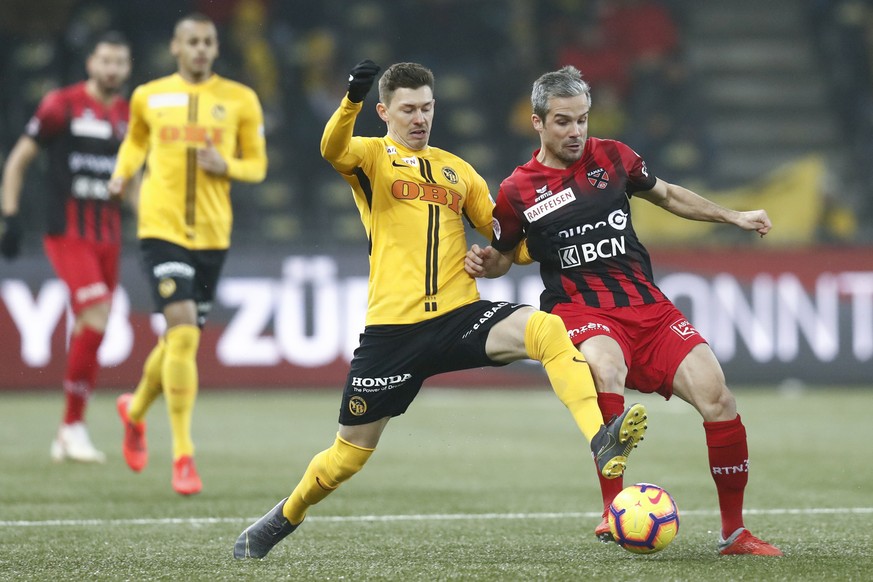 YBs Christian Fassnacht, links, im Kampf mit Neuenburgs Janick Kamber, im Super League Spiel zwischen dem BSC Young Boys Bern und Neuchatel Xamax FCS, am Samstag, 2. Februar 2019 im Stade de Suisse in ...