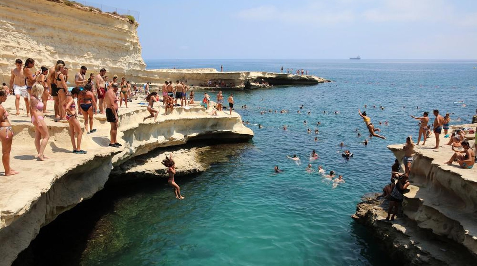 Junge Leute feiern in Malta den Sommer