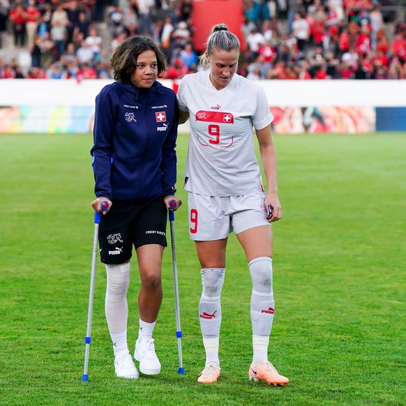 Switzerland, Winterthur, July 5th 2023: Ana-Maria Crnogorcevic 9 Switzerland comforts Iman Beney 25 Switzerland after her ACL injury the day before the International Friendly, Länderspiel, Nationalman ...