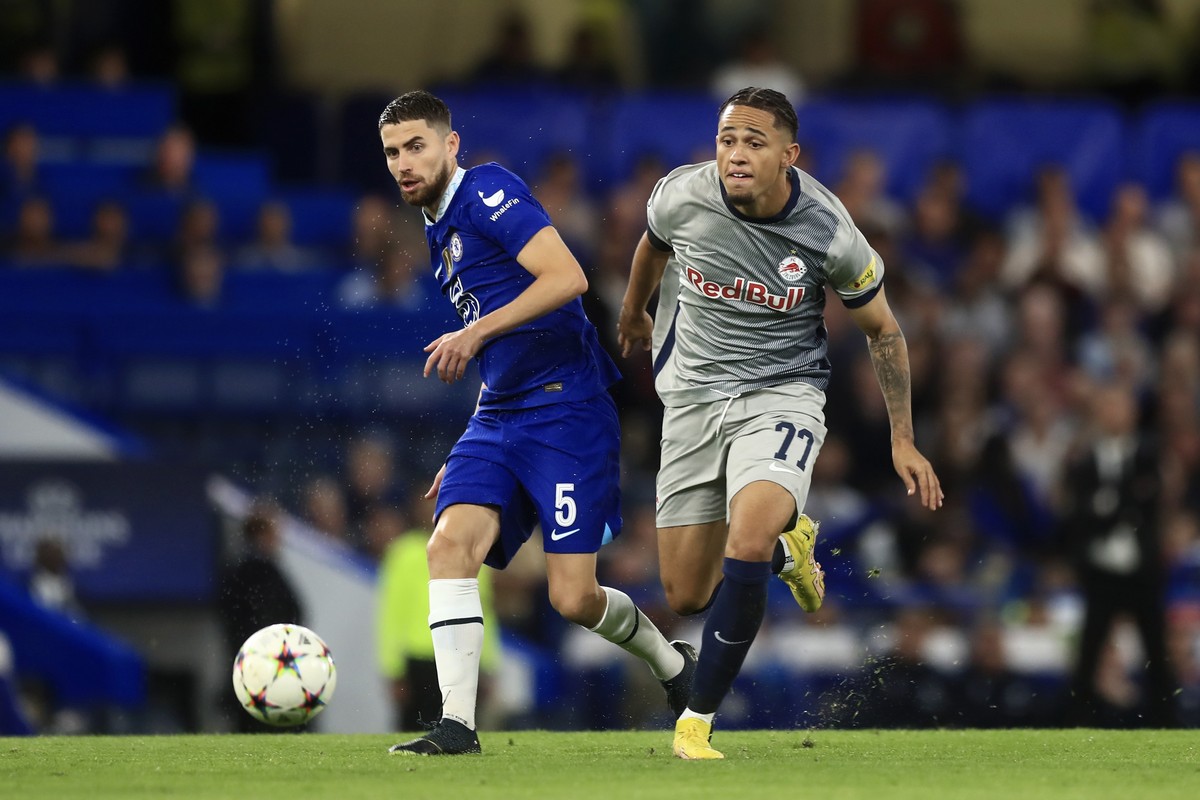 Chelsea's Jorginho, left, passes the ball as Salzburg's Noah Okafor runs during the Champions League, Group E soccer match between Chelsea FC and FC Salzburg, at Stamford Bridge in London We ...