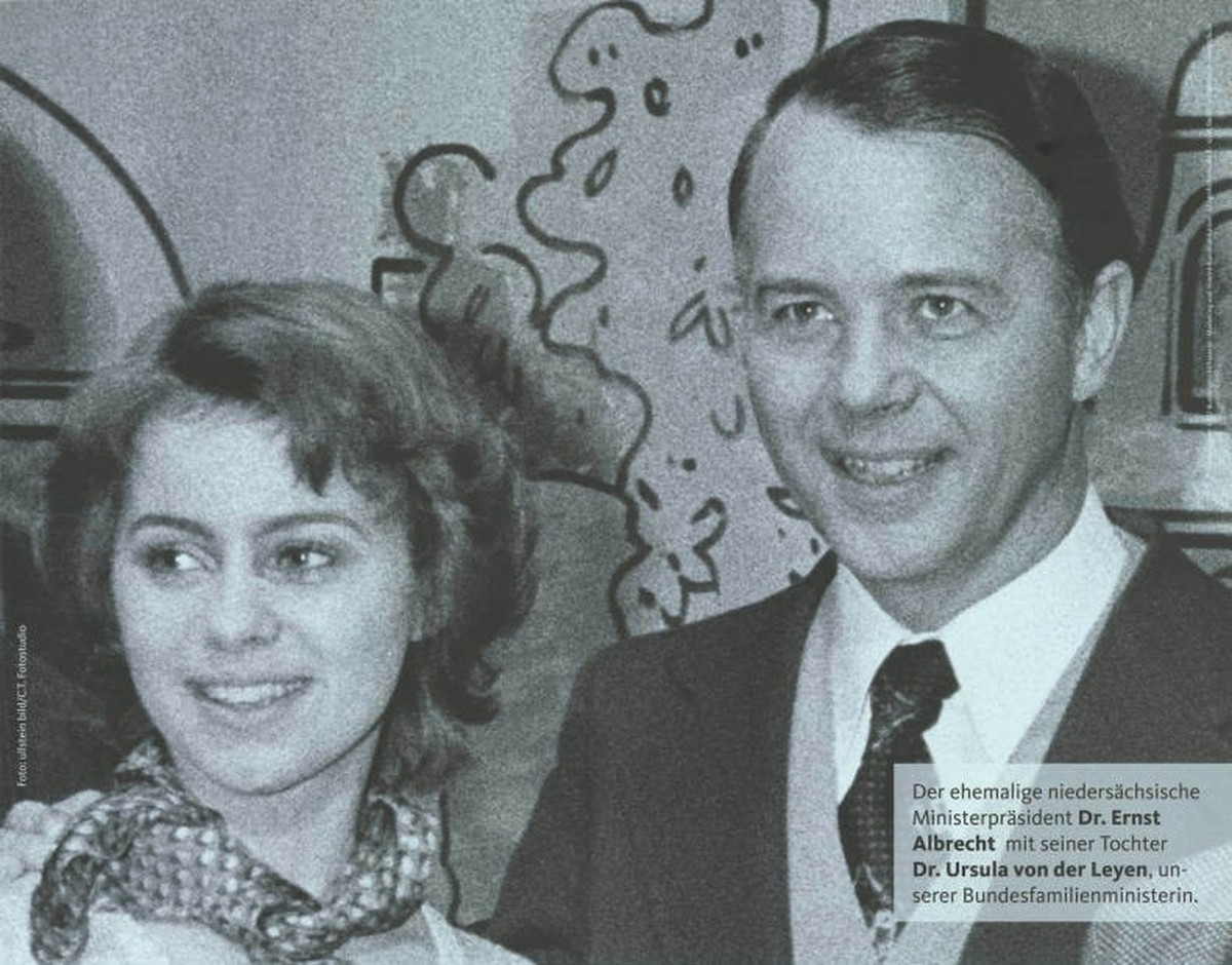 Von der Leyen mit ihrem Vater Ernst Albrecht (CDU-Plakat, 2007)
https://commons.wikimedia.org/w/index.php?curid=88973343