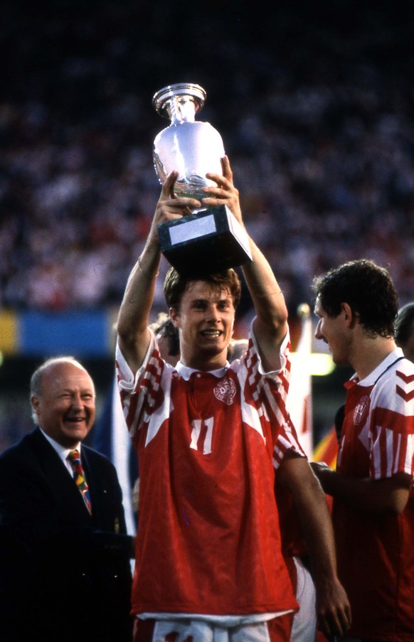 ARCHIV - ZUM RUECKBLICK AUF DIE EM 1992 STELLEN WIR IHNEN FOLGENDES BILDMATERIAL ZUR VERFUEGUNG - Brian Laudrup, at center, of Denmark soccer team lifts the trophy after winning the final game of the  ...