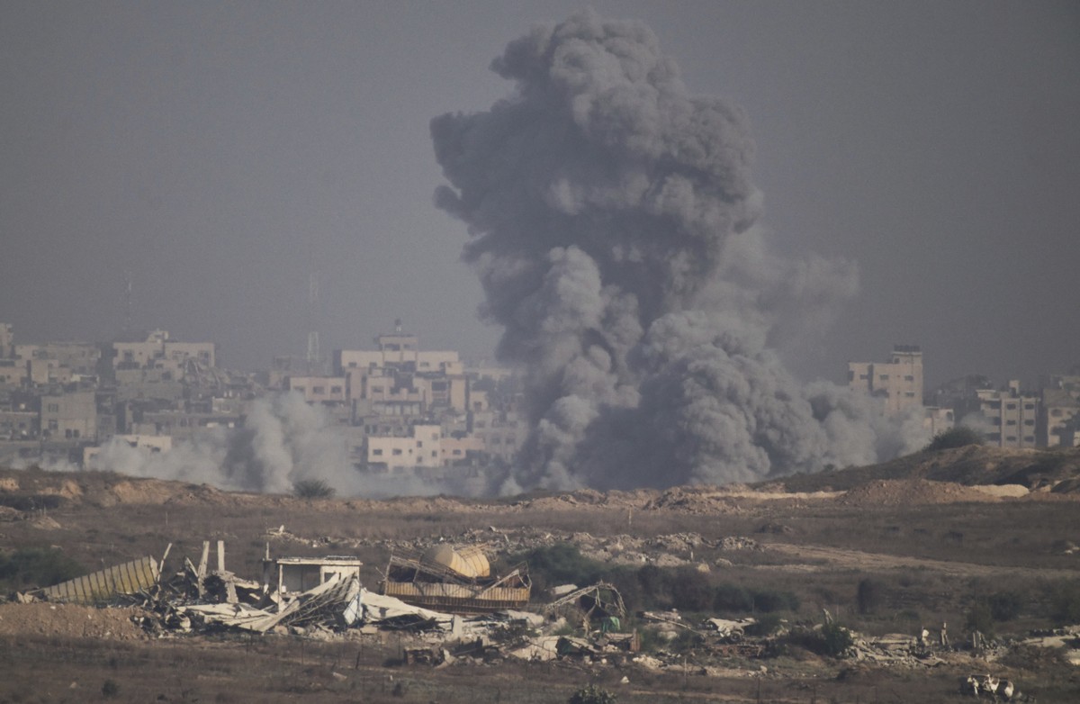 Smoke rises to the sky following an Israeli airstrike in the northern Gaza Strip as seen from southern Israel, Monday, Aug. 25, 2025. (AP Photo/Leo Correa)
Israel Palestinians Gaza