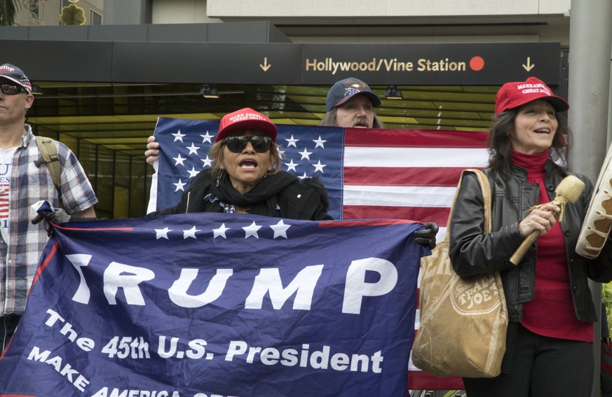 Und was ist das??! Trump-Anhänger protestieren gegen die Hollywood-Elite auf dem Hollywood Boulevard. Es waren im Ganzen sagenhafte 12 Personen.