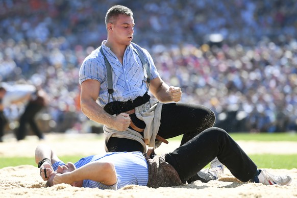 Samuel Giger, oben, gewinnt gegen Stefan Studer, unten, im 4. Gang am Eidgenoessischen Schwing- und Aelplerfest (ESAF) in Zug, am Samstag, 24. August 2019. (KEYSTONE/Urs Flueeler)