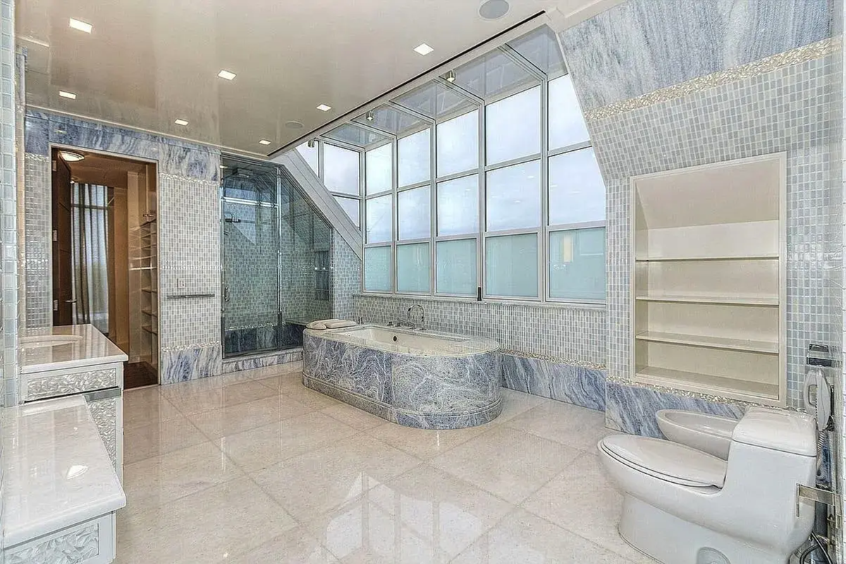 Un des quatre salles de bain de cette maison de 1300 m².