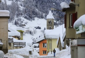 Tessin versinkt im Schnee: verschneites Airolo.
