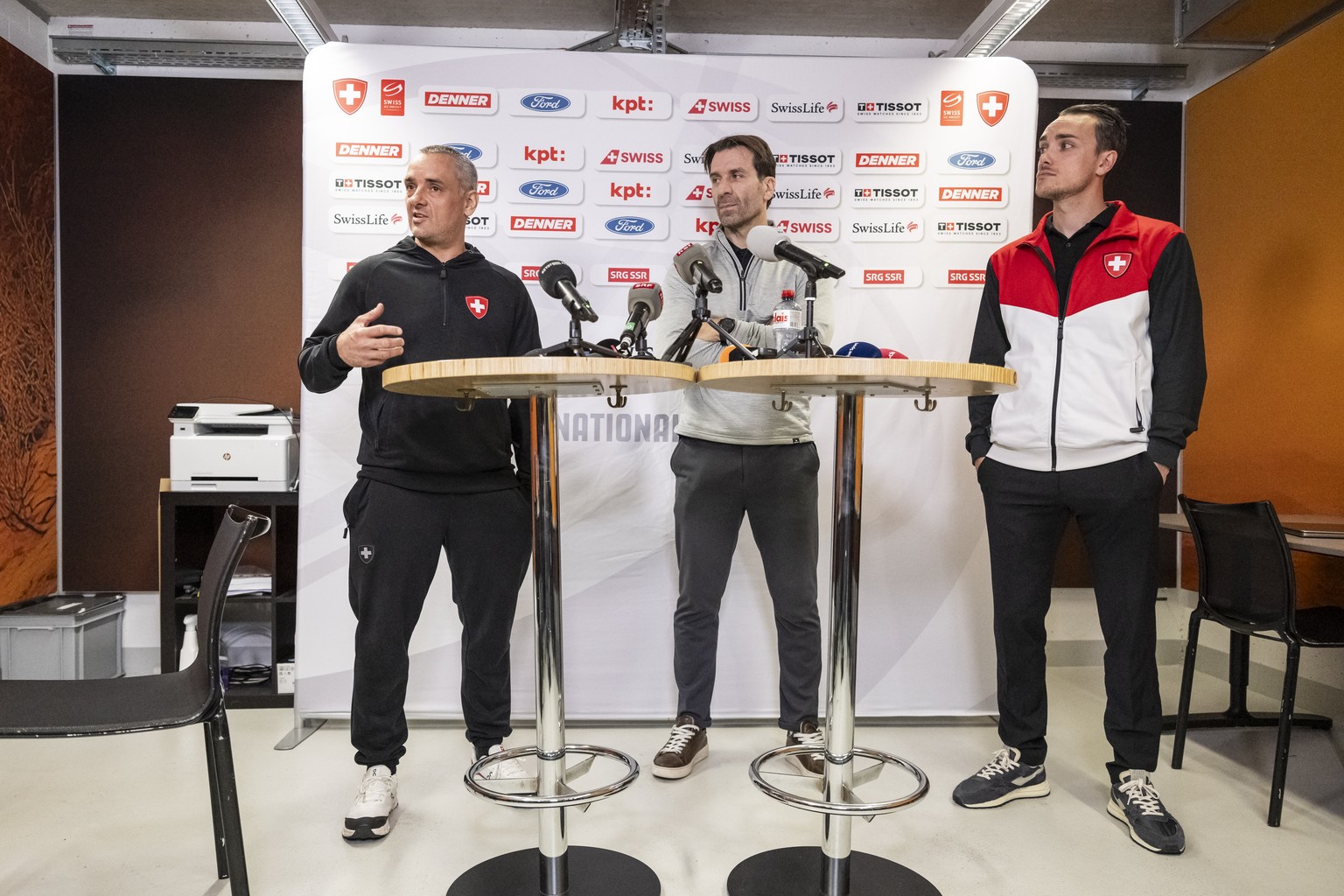 Der neue Head Coach der Schweizer Eishockey Nationalmannschaft, Jan Cadieux, Lars Weibel, Director Sport beim Schweizer Eishockeyverband SIHF und Finn Sulzer, Kommunikationschef beim SIHF, aeussern si ...