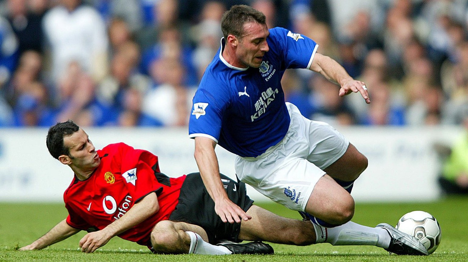 Zwei Legenden ihrer Klubs: Evertons David Unsworth attackiert von Manchester Uniteds Ryan Giggs.