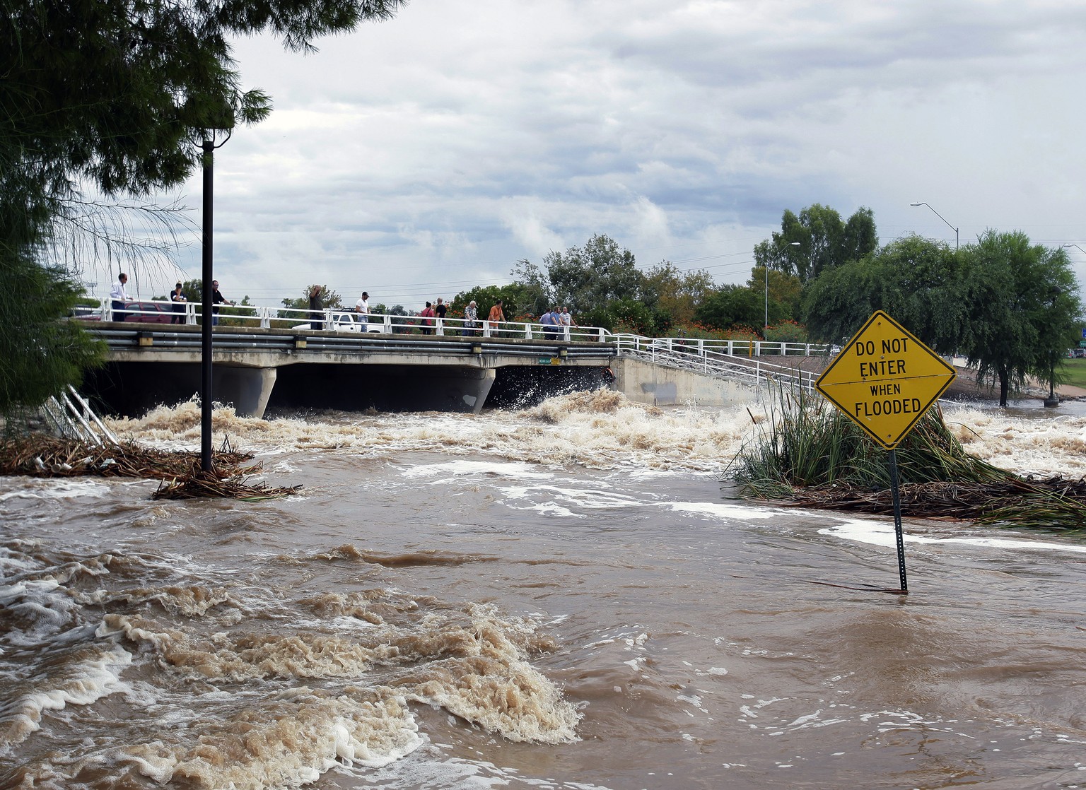 Ein Fluss in Scottsdale, Arizona, tritt nach dem Sturm über die Ufer.