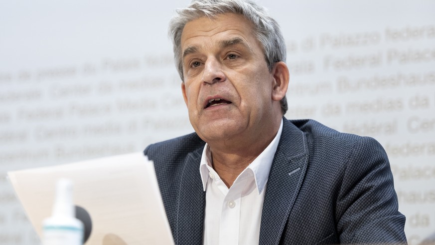 Christoph Berger, Praesident, Eidgenoessische Kommission fuer Impffragen EKIF, spricht waehrend einer Medienkonferenz zur aktuellen Situation des Coronavirus, am Dienstag, 21. Dezember 2021 in Bern. ( ...