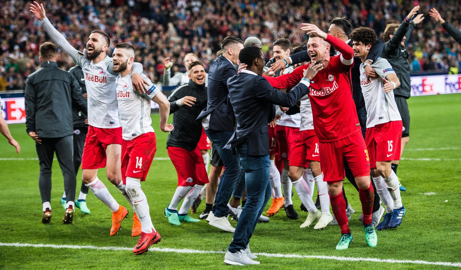 epa06665335 Salzburg&#039;s team celebrates after winning the UEFA Europa League quarter final second leg soccer match between RB Salzburg and SS Lazio in Salzburg, Austria, 12 April 2018. EPA/ANDREAS ...