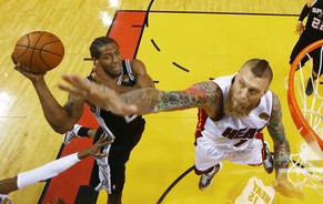 Auch Miamis Haudegen Chris Anderson kann die Spurs nicht stoppen.