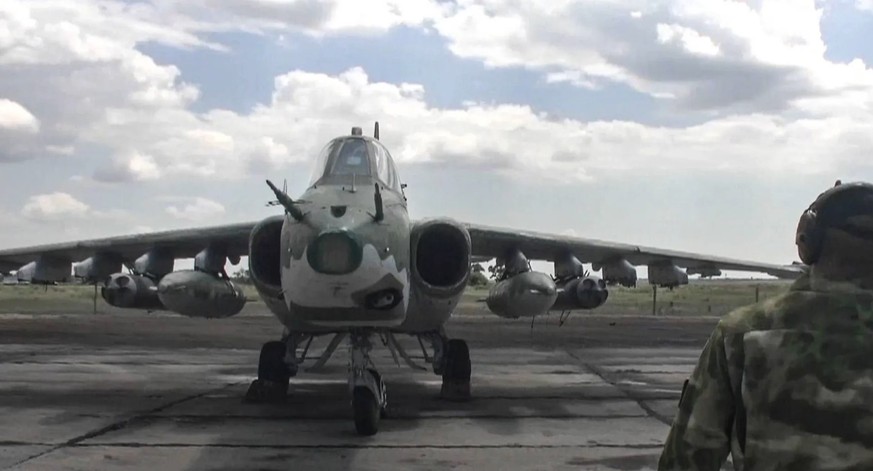 Eine russische Suchoi Su-25 auf einem Rollfeld (Archivbild).