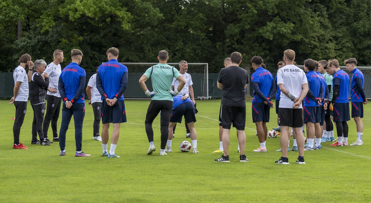 Basels neuer Cheftrainer Alex Frei, Mitte, beim Trainingsauftakt fuer die neue Saison mit der ersten Mannschaft des FC Basel 1893 in Basel, am Montag, 13. Juni 2022. (KEYSTONE/Georgios Kefalas)