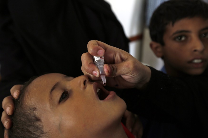 Ein Kind in Jemen erhält Medizin. Die meisten Todesursachen könnten durch einfache Massnahmen verhindert werden.