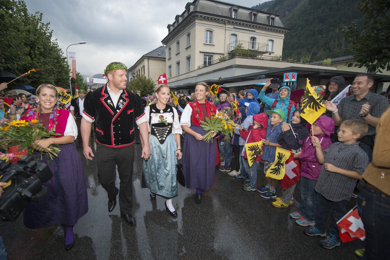 Der neue Schwingerkoenig Matthias Glarner wird am Montag, 29. August 2016, in seiner Heimatgemeinde Meiringen feierlich empfangen. (KEYSTONE/Urs Flueeler)