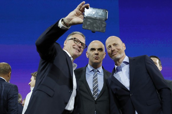 Andreas Meyer, CEO SBB, links, Der Schweizer Bundespraesident Alain Berset, Mitte, und Marc Walder, CEO Ringier, rechts, machen ein Foto mit dem Mobiltelefon, bei der Eroeffnung des Digitaltags, am Do ...