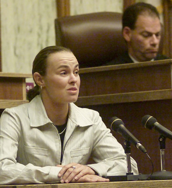 Martina Hingis sagt im April 2001 im Prozess gegen ihren Stalker aus.