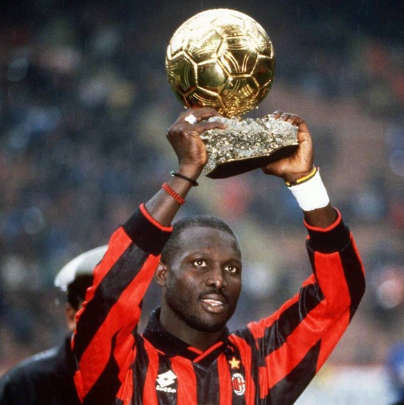 IMAGO / Colorsport

FOOTBALL - GEORGE WEAH (AC MILAN / LIBERIA) RECEIVES GOLDEN BALL AS WORLD PLAYER OF THE YEAR 1995 - PUBLICATIONxINxGERxSUIxAUTxHUNxPOLxUSAxONLY