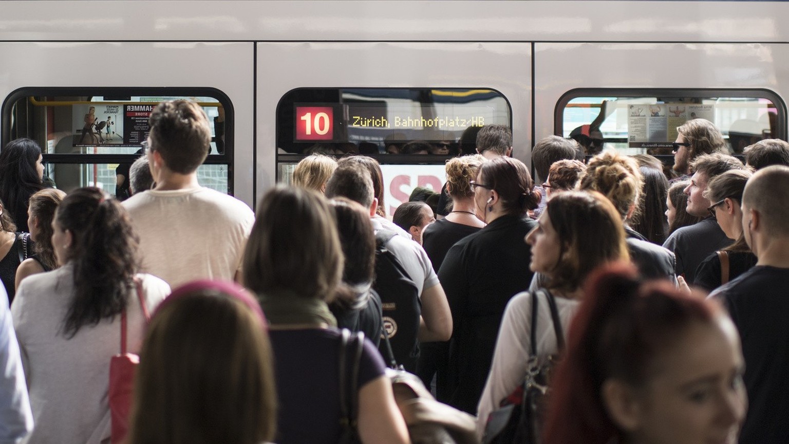 Wegen einer Bahnstoerung der SBB warten Pendler an der Tramhaltestelle der Glatttalbahn auf die Ersatztransportmittel, am Dienstag, 7. Juni 2016 beim Bahnhof Glattbrugg. Gegen 3 Uhr am fruehen Diensta ...