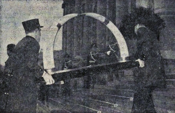 Das Geschenk des Kaisers wird ins Museum gebracht. Fotografie aus La Tribune de Genève vom 29. November 1954.
https://www.e-newspaperarchives.ch/?a=d&amp;d=TDG19541129-01.2.15.3&amp;e=-------en-20--1- ...