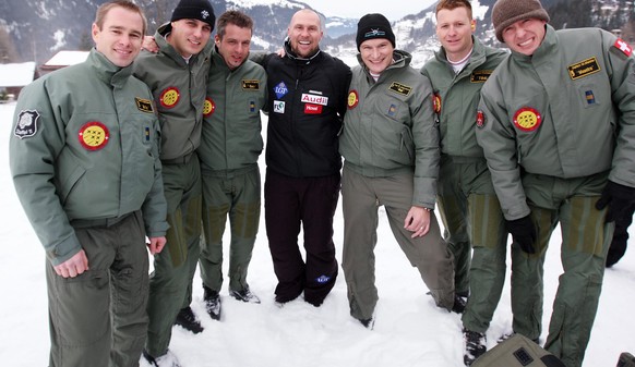 Marco Büchel posiert mit den Piloten von Patrouille Suisse.