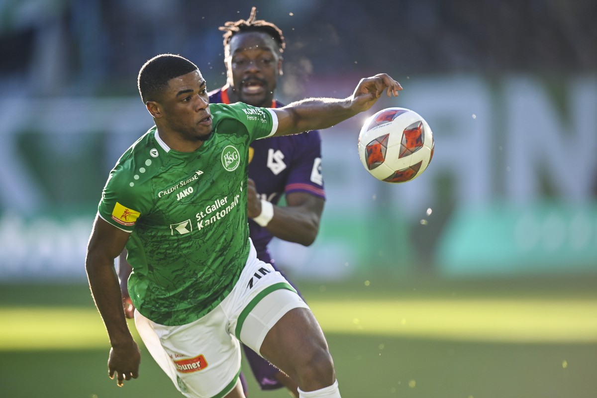 St. Gallens Kwadwo Duah, vorne, gegen Lausannes Lamine Kone, im Fussball Super League Spiel zwischen dem FC St. Gallen und dem FC Lausanne Sport, am Sonntag, 21. November 2021, im Kybunpark in St. Gal ...