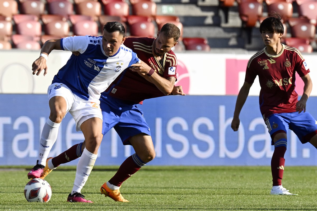 Der Grasshopper Renat Dadashov, links, gegen den Genfer Steve Rouiller, rechts, beim Fussballspiel der Super League Grasshopper Club Zuerich gegen Servette FC im Stadion Letzigrund in Zuerich am Samst ...
