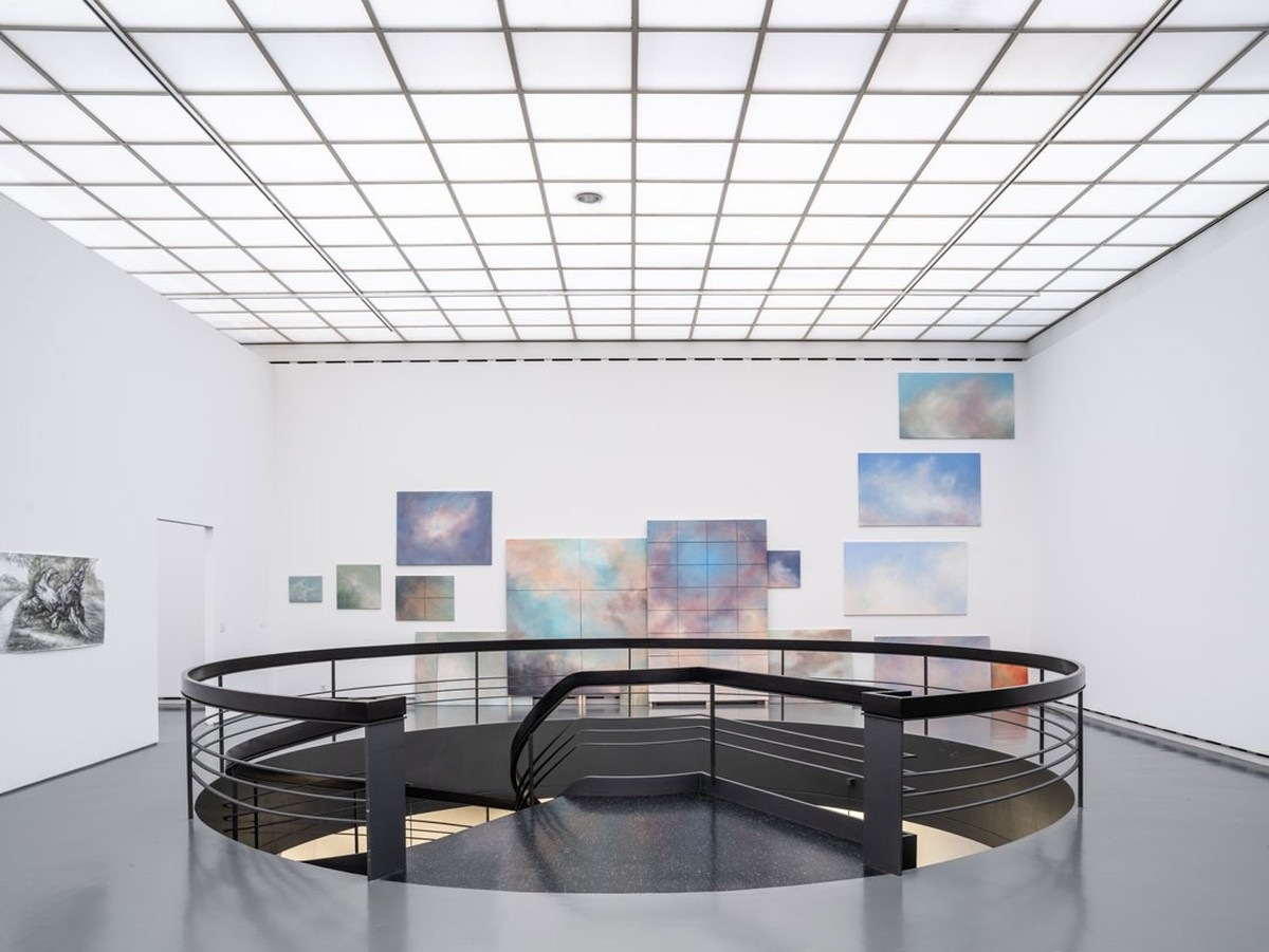 Dank des 2003 eingeweihten Neubaus von Herzog &amp; de Meuron stehen nunmehr rund 3000 m2 Ausstellungsfläche zur Verfügung.
