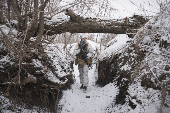 Ein ukrainischer Soldat auf Patrouille.