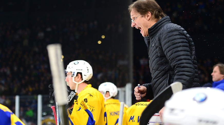 der Davoser Trainer Arno Del Curto im Swiss Ice Hockey Meisterschaftsspiel zwischen dem ZSC Lions und dem HC Davos am Sonntag, 11. Dezember 2016 im Hallenstadion Zuerich. (KEYSTONE/Maria Schmid)