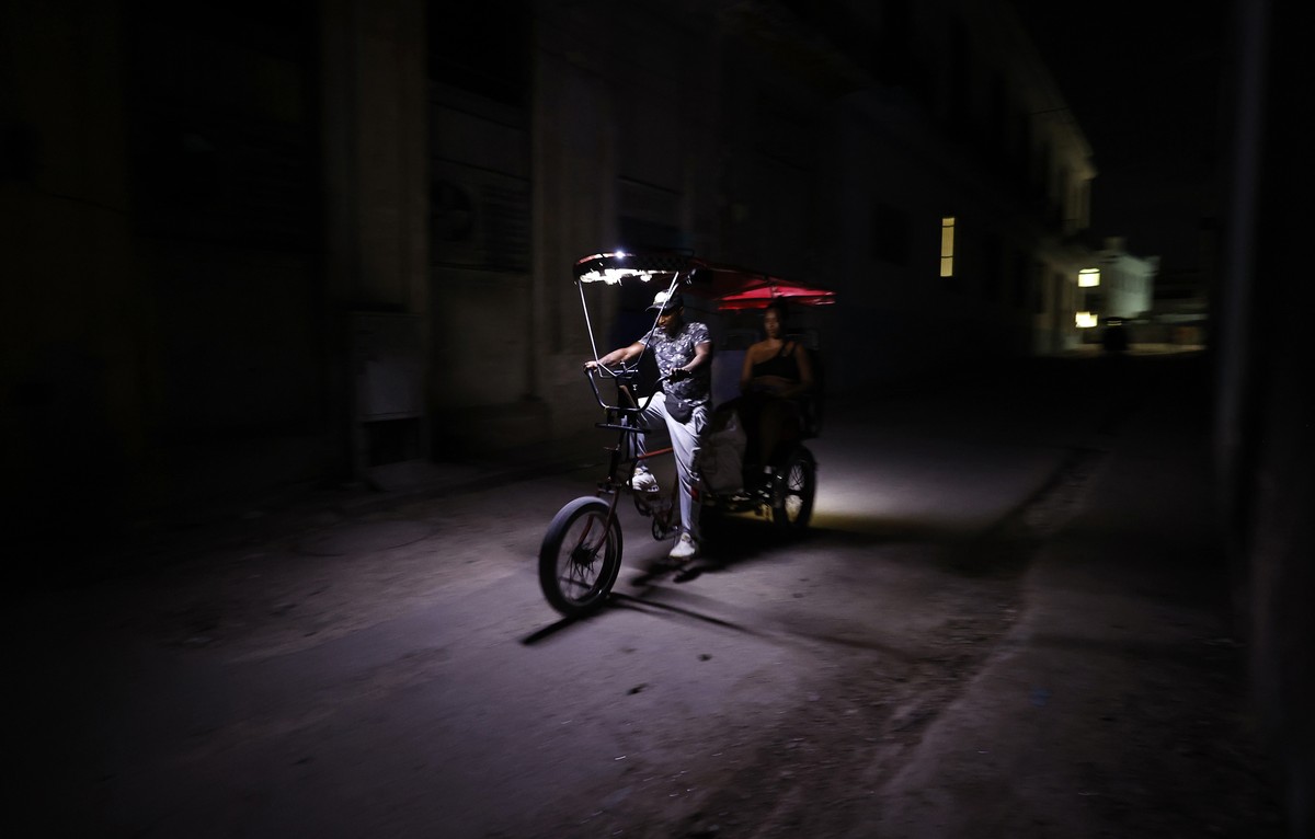epa13083798 People ride in a bicycle taxi during a power outage in Havana, Cuba, 02 July 2026 (issued 03 July 2026). Six months of a US 'maximum pressure' campaign have left Cuba facing a su ...