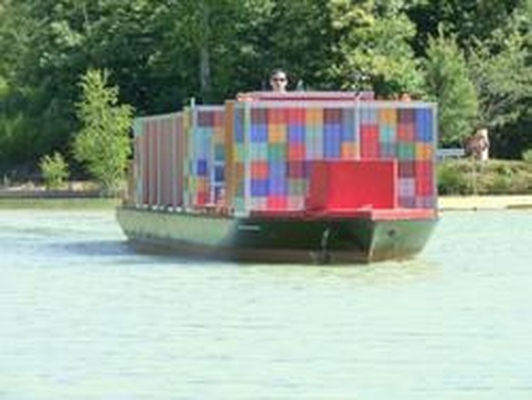 Miniatur-Boote im Schiffhandling-Trainingsgelände von Port Revel.