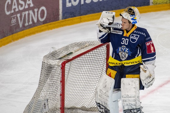 Torhueter Leonardo Genoni von Zug im Spiel 1 des Playoff 1/4 Finalspiel der Eishockey Meisterschaftsspiel der National League zwischen dem EV Zug und dem SC Bern vom Dienstag, 13. April 2021 in Zug. ( ...