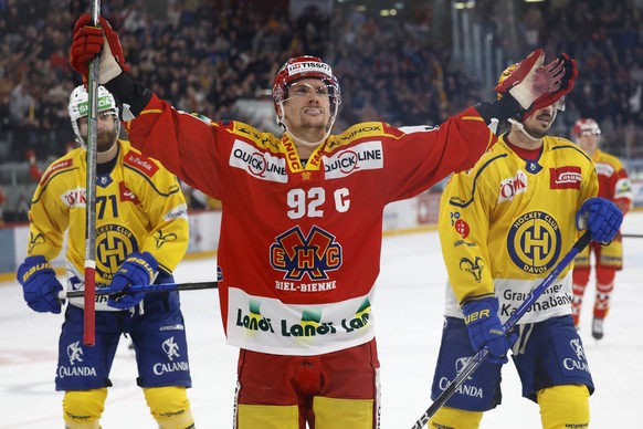 Biels Gaetan Haas jubelt nach seinem Tor zum 2-1 neben Davos Claude Paschoud, links, und Davos PostFinance Top Scorer Matej Stransky, rechts, im Eishockey Meisterschaftsspiel der National League zwisc ...