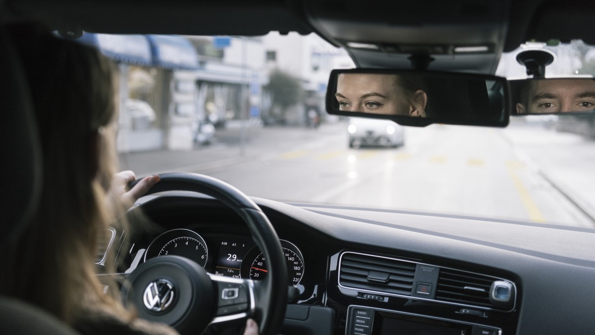 ARCHIVBILD ZU AKTUELLEN STATISTIKEN UEBER GESCHLECHTERDIFFERENZEN AM STEUER, AM SAMSTAG, 30. DEZEMBER 2017 - A driving instructor and a student driver pictured during a driving lesson in Waedenswil, C ...