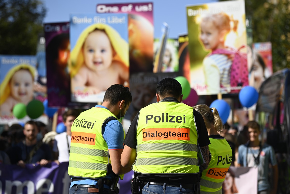 Ein Dialogteam der Polizei an der Kundgebung der Abtreibungsgegner am "Marsch fuers Laebe" in Zuerich Oerlikon, am Samstag, 18. September 2021. (KEYSTONE/Ennio Leanza)